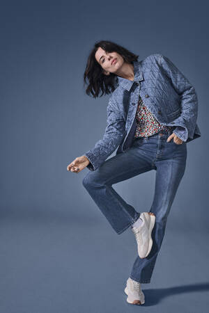 marksandspencer_SS23_DENIM_modelka_T49_3010_recyklovana prosivana bundokosile s dzinovym efektem_1799Kc.jpg